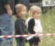 Les jumeaux Knox et Vivienne, les plus jeunes enfants d'Angelina Jolie, sont sur le tournage de Maleficent en Angleterre le 27 juin 2012