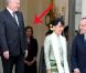 Valérie Trierweiler se tient bien à l'écart quand le président François Hollande et le premier ministre Jean-Marc Ayrault raccompagnent Aung San Suu Kyi après un dîner donné à l'Eylsée en son honneur, le 26 juin 2012.