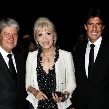 Amanda Lear, entourée d'Yves Carcelle et de Jordi Constans, au défilé Louis Vuitton printemps-été 2013. Paris, le 28 juin 2012.
