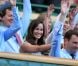 Toujours partante pour la ola ! Pippa Middleton au 4e jour de Wimbledon, le 28 juin 2012. Accompagnée par son frère James, la soeur de la duchesse de Cambridge a pu observer depuis la loge royale les victoires de Serena Williams et Andy Murray.