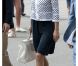 Pippa Middleton a fait son apparition dans une tenue Orla Kiely au 4e jour de Wimbledon, le 28 juin 2012. Accompagnée par son frère James, la soeur de la duchesse de Cambridge a pu observer depuis la loge royale les victoires de Serena Williams et Andy Murray.
