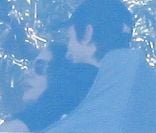 Mila Kunis dans les bras d'Ashton Kutcher : ils se câlinent dans un restaurant de Los Angeles. Le 30 juin 2012.