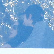 Mila Kunis dans les bras d'Ashton Kutcher : ils se câlinent dans un restaurant de Los Angeles. Le 30 juin 2012.