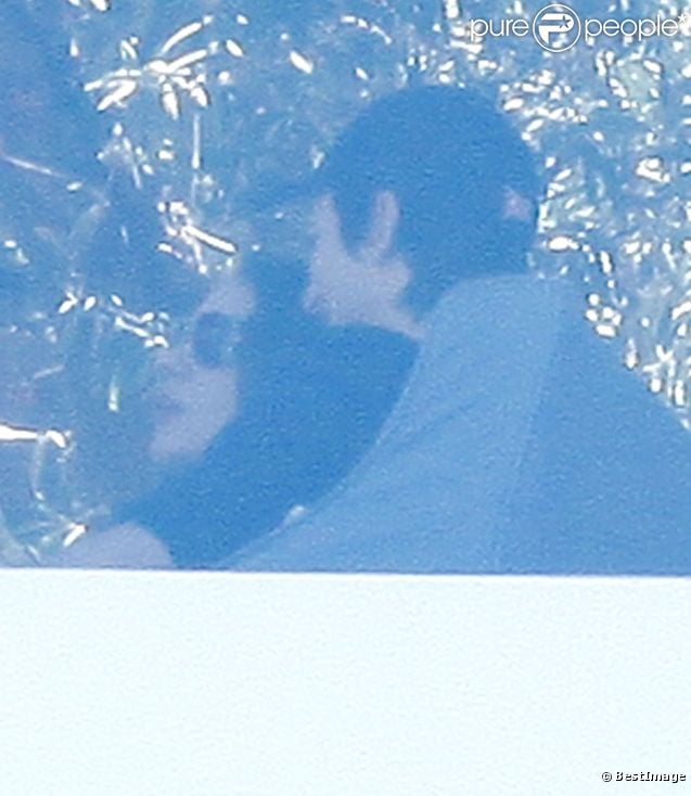 Mila Kunis dans les bras d'Ashton Kutcher : ils se câlinent dans un restaurant de Los Angeles. Le 30 juin 2012.