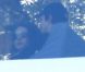 Mila Kunis et Ashton Kutcher se câlinent dans un restaurant de Los Angeles. Le 30 juin 2012.