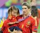Fernando Torres et sa fille Nora le 1er juillet 2012 à Kiev : il vient d'être sacré champion d'Europe de football après avoir battu l'Italie (4-0) en finale de l'Euro