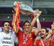 Fernando Torres soulève la coupe le 1er juillet 2012 à Kiev : il vient d'être sacré champion d'Europe de football après avoir battu l'Italie (4-0) en finale de l'Euro