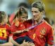 Fernando Torres et sa fille Nora, très intriguée par la médaille de papa, le 1er juillet 2012 à Kiev : il vient d'être sacré champion d'Europe de football après avoir battu l'Italie (4-0) en finale de l'Euro