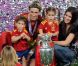 Fernando Torres entouré de sa famille, sa femme Olalla et ses enfants Léo et Nora le 1er juillet 2012 à Kiev : il vient d'être sacré champion d'Europe de football après avoir battu l'Italie (4-0) en finale de l'Euro