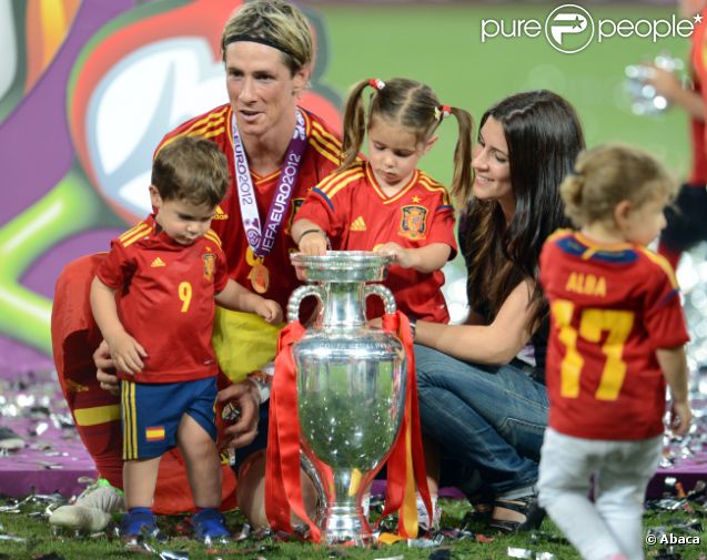 Fernando Torres, sa femme Olalla et ses enfants Léo et Nora le 1er juillet 2012 à Kiev : il vient d'être sacré champion d'Europe de football après avoir battu l'Italie (4-0) en finale de l'Euro