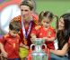 Fernando Torres, sa femme Olalla et ses enfants Léo et Nora le 1er juillet 2012 à Kiev : il vient d'être sacré champion d'Europe de football après avoir battu l'Italie (4-0) en finale de l'Euro