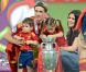 Fernando Torres, sa femme Olalla et ses enfants Léo et Nora le 1er juillet 2012 à Kiev : il vient d'être sacré champion d'Europe de football après avoir battu l'Italie (4-0) en finale de l'Euro