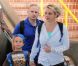 Britney Spears arrive avec ses deux fils à l'aéroport de Maui à Hawaï, en famille, le dimanche 1er juillet 2012.
