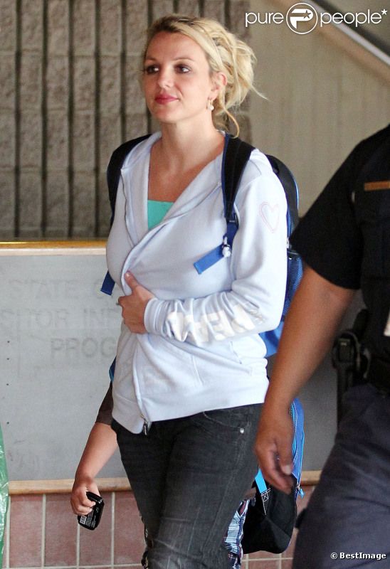 Britney Spears arrive à l'aéroport de Maui à Hawaï, en famille, le dimanche 1er juillet 2012.