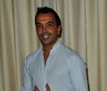 Kamel Ouali danse avec tous ses amis pour la fin de son Dracula