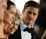 Angelina Jolie et Brad Pitt entourés de ses parents Jane et William, en décembre 2008.