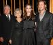 Angelina Jolie et Brad Pitt entourés de ses parents Jane et William, en décembre 2011.