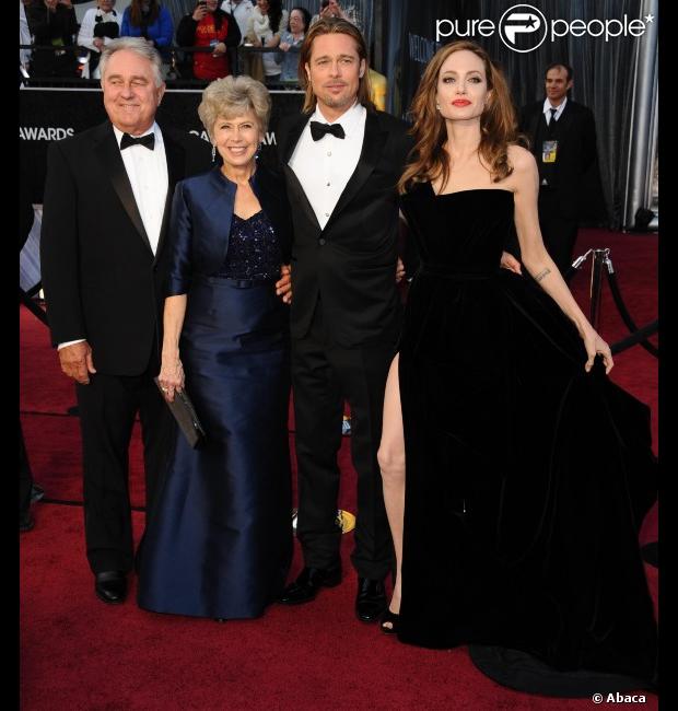 Angelina Jolie et Brad Pitt entourés de ses parents Jane et William, lors des Oscars en février 2012.
