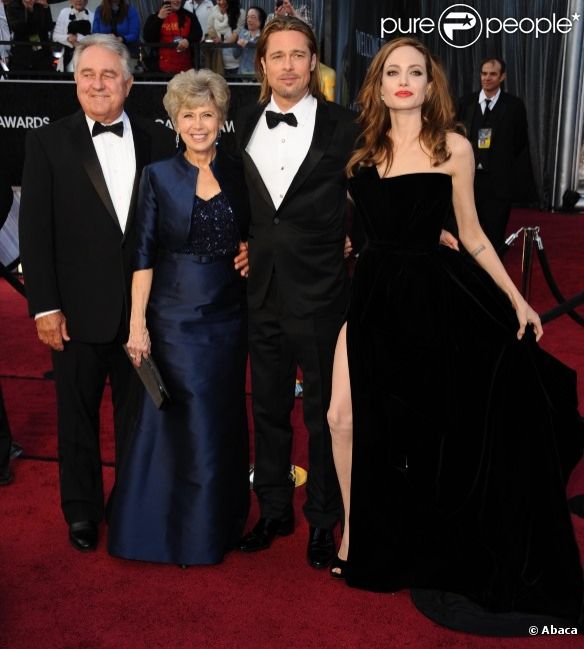 Angelina Jolie et Brad Pitt entourés de ses parents Jane et William, lors des Oscars en février 2012.