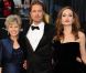 Angelina Jolie et Brad Pitt entourés de ses parents Jane et William, lors des Oscars en février 2012.