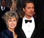 Angelina Jolie et Brad Pitt entourés de ses parents Jane et William, lors des Oscars en février 2012.
