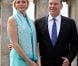 Avec le maire de Berlin Kalus Wowereit, le prince Albert et la princesse Charlene de Monaco ont pris la pose avec plaisir devant la porte de Brandebourg, le 9 juillet 2012, au premier jour de leur visite officielle en Allemagne.