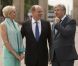 Avec le maire de Berlin Kalus Wowereit, le prince Albert et la princesse Charlene de Monaco ont pris la pose avec plaisir devant la porte de Brandebourg, le 9 juillet 2012, au premier jour de leur visite officielle en Allemagne.