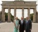 Avec le maire de Berlin Kalus Wowereit, le prince Albert et la princesse Charlene de Monaco ont pris la pose avec plaisir devant la porte de Brandebourg, le 9 juillet 2012, au premier jour de leur visite officielle en Allemagne.