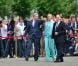 Avec le maire de Berlin Kalus Wowereit, le prince Albert et la princesse Charlene de Monaco ont pris la pose avec plaisir devant la porte de Brandebourg, le 9 juillet 2012, au premier jour de leur visite officielle en Allemagne.