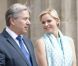Avec le maire de Berlin Kalus Wowereit, le prince Albert et la princesse Charlene de Monaco ont pris la pose avec plaisir devant la porte de Brandebourg, le 9 juillet 2012, au premier jour de leur visite officielle en Allemagne.