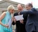 Avec le maire de Berlin Kalus Wowereit, le prince Albert et la princesse Charlene de Monaco ont pris la pose avec plaisir devant la porte de Brandebourg, le 9 juillet 2012, au premier jour de leur visite officielle en Allemagne.