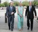 Avec le maire de Berlin Kalus Wowereit, le prince Albert et la princesse Charlene de Monaco ont pris la pose avec plaisir devant la porte de Brandebourg, le 9 juillet 2012, au premier jour de leur visite officielle en Allemagne.