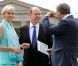 Avec le maire de Berlin Kalus Wowereit, le prince Albert et la princesse Charlene de Monaco ont pris la pose avec plaisir devant la porte de Brandebourg, le 9 juillet 2012, au premier jour de leur visite officielle en Allemagne.