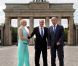 Avec le maire de Berlin Kalus Wowereit, le prince Albert et la princesse Charlene de Monaco ont pris la pose avec plaisir devant la porte de Brandebourg, le 9 juillet 2012, au premier jour de leur visite officielle en Allemagne.