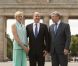Avec le maire de Berlin Kalus Wowereit, le prince Albert et la princesse Charlene de Monaco ont pris la pose avec plaisir devant la porte de Brandebourg, le 9 juillet 2012, au premier jour de leur visite officielle en Allemagne.