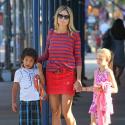 Heidi Klum : Entourée des adorables Leni et Johan, elle avance
