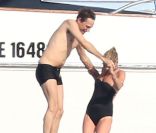 Kate Moss et Jamie Hince s'amusent comme des enfants au large de Saint-Tropez le 11 juillet 2012