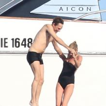 Kate Moss et Jamie Hince s'amusent comme des enfants au large de Saint-Tropez le 11 juillet 2012