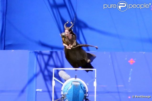 Angelina Jolie s'envole sur le tournage de  Maleficent  en Angleterre. Le 11 juillet 2012.