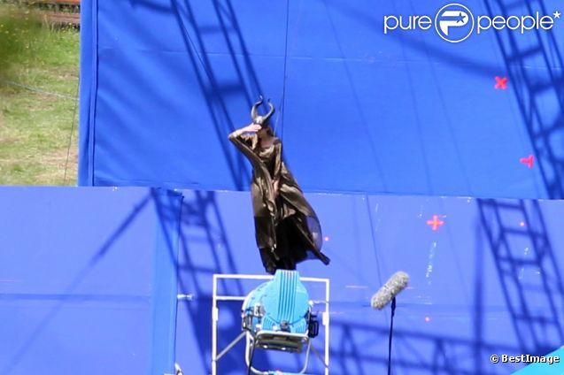La sorcière Angelina Jolie sur le tournage de  Maleficent  en Angleterre. Le 11 juillet 2012.