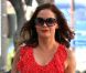 Rose McGowan fait du shopping et sourit aux photographes dans les rues de Los Angeles, le 11 juillet 2012