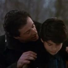 Sage Stallone, retrouvé mort le 13 juillet 2012 à 36 ans des suites d'une probable overdose médicamenteuse, jouait le fils de Rocky (Sylvester Stallone), Robert Balboa Jr., dans <em>Rocky V</em>.