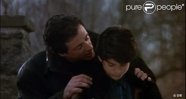 Sage Stallone, retrouvé mort le 13 juillet 2012 à 36 ans des suites d'une probable overdose médicamenteuse, jouait le fils de Rocky (Sylvester Stallone), Robert Balboa Jr., dans  Rocky V .
