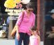Katie Holmes et Suri Cruise sortent de l'animalerie Citipups à New York, le 15 juillet 2012