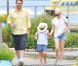 Michelle Williams se promène à Brooklyn avec sa fille Matilda et son compagnon Jason Segel le 15 juillet 2012
