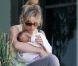 Elsa Pataky dans les rues de Santa Monica, sa fille India Rose dans les bras, le 20 juillet 2012.