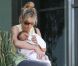 Elsa Pataky dans les rues de Santa Monica, sa fille India Rose dans les bras, le 20 juillet 2012.