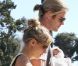Elsa Pataky et Chris Hemsworth dans les rues de Santa Monica avec leur fille India Rose dans les bras, le 20 juillet 2012.