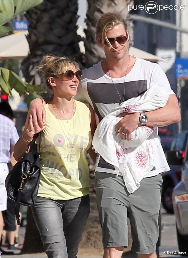 Elsa Pataky, Chris Hemsworth et leur fille India Rose en balade dans les rues de Santa Monica, le 20 juillet 2012.