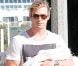 Chris Hemsworth et sa fille India Rose en balade dans les rues de Santa Monica, le 20 juillet 2012.